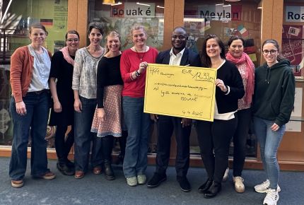 Spendenübergabe an Partnerschule in Bouaké