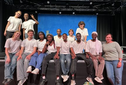 Theaterbesuch im Franz K: Eine interkulturelle Begegnung auf der Bühne